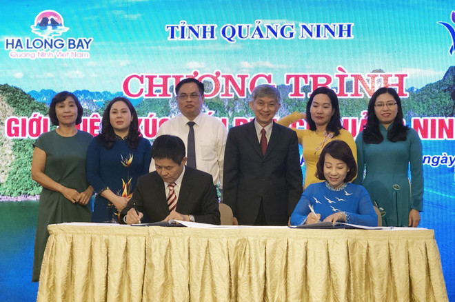 Đại diện tỉnh Quảng Ninh và doanh nghiệp ký kết Biên bản ghi nhớ hợp tác. (Ảnh: Mỹ Phương/TTXVN) Du lịch Quảng Ninh hướng tới trở thành ngành kinh tế mũi nhọn ảnh 1