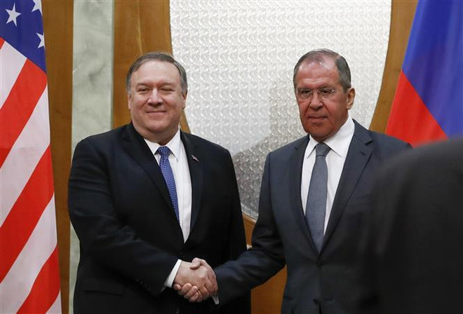 Ngoại trưởng Nga Sergei Lavrov (phải) trong cuộc gặp Ngoại trưởng Mỹ Mike Pompei tại Sochi (Nga) ngày 14/5/2019. (Ảnh: AFP/TTXVN) Trung Quốc bày tỏ lạc quan về tiến triển trong đối thoại Nga-Mỹ ảnh 1