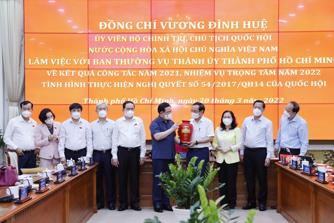 Chủ tịch Quốc hội làm việc với Ban Thường vụ Thành ủy TP Hồ Chí Minh ảnh 2
