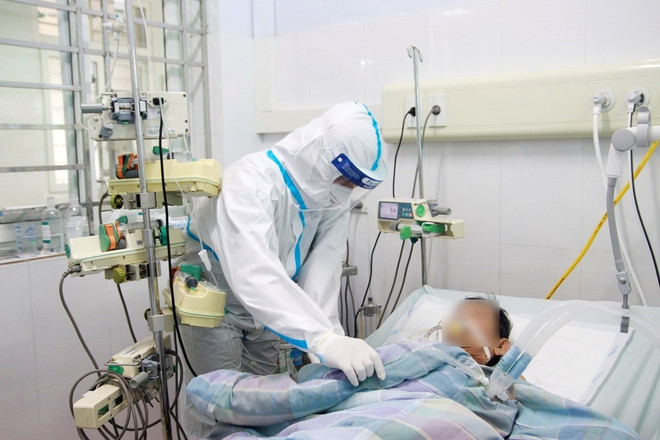 Bác sỹ điều trị cho bệnh nhân trở nặng. (Ảnh: Thanh Vân/TTXVN) Chuyển COVID-19 sang “bệnh nhóm B” - Nhiều câu hỏi bỏ ngỏ ảnh 2
