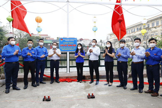 Bí thư Thành đoàn Hà Nội Chu Hồng Minh cùng các đại biểu gắn biển công trình giàn hoa thanh niên. (Ảnh: Minh Đức/TTXVN) Nhiều hoạt động ý nghĩa trong 'Ngày Đoàn viên' năm 2022 ảnh 1