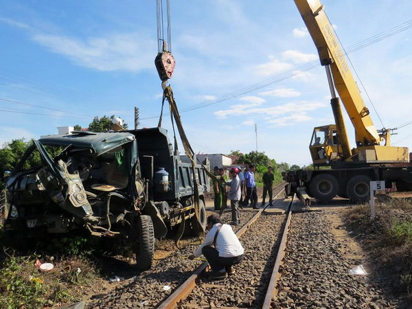Tàu hỏa đâm trực diện xe tải, 1 người bị thương nặng ảnh 1