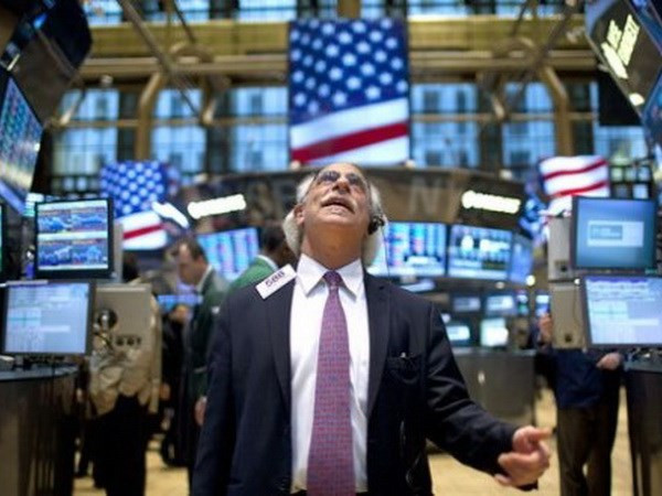 Chỉ số Dow Jones và S&P 500 đồng thời vươn lên mức kỷ lục ảnh 1