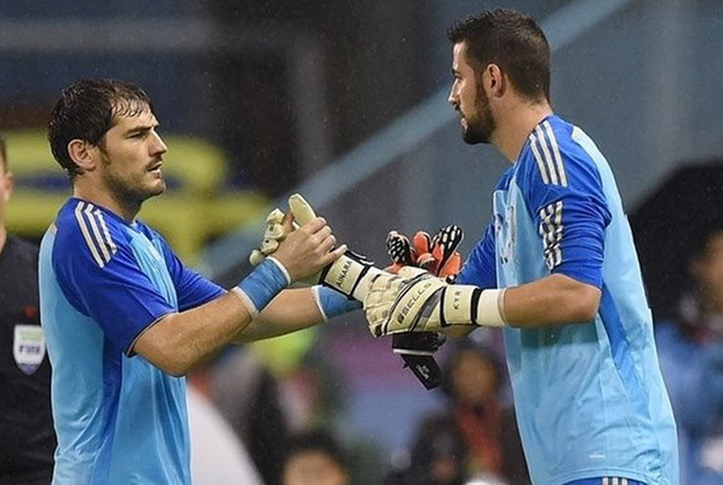 Real Madrid mua lại thủ môn bị thải Casilla để thay Casillas ảnh 1