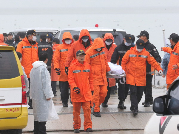 Hàn Quốc: Phát hiện các thi thể đầu tiên trong phà SEWOL ảnh 1