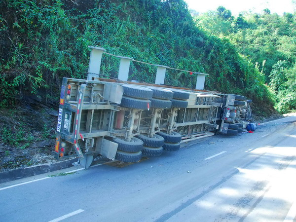 Xe tải lật, chắn ngang đầu cầu Sài Gòn khiến giao thông ùn tắc ảnh 1