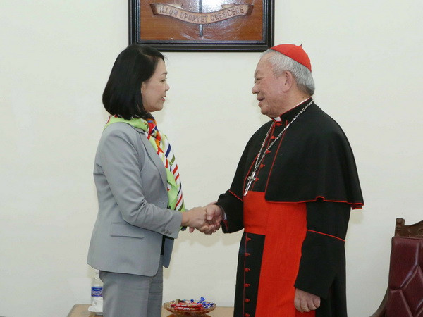 Bà Trương Thị Mai chúc mừng Tổng Giám mục Phêrô Nguyễn Văn Nhơn - Tổng Giám mục Hà Nội. (Ảnh: Phương Hoa/TTXVN) Trưởng Ban Dân vận TW chúc mừng Tổng Giám mục Tổng Giáo phận Hà Nội ảnh 1