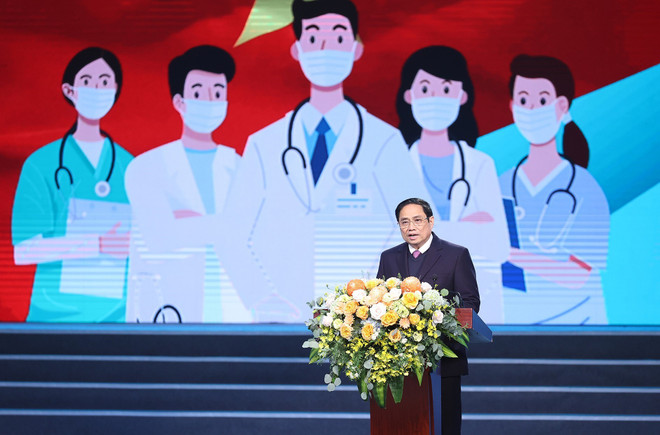 Thủ tướng Phạm Minh Chính phát biểu động viên, tôn vinh lực lượng ngành y tế. (Ảnh: Dương Giang/TTXVN) Chương trình nghệ thuật tri ân các thầy thuốc và nhân viên y tế ảnh 1