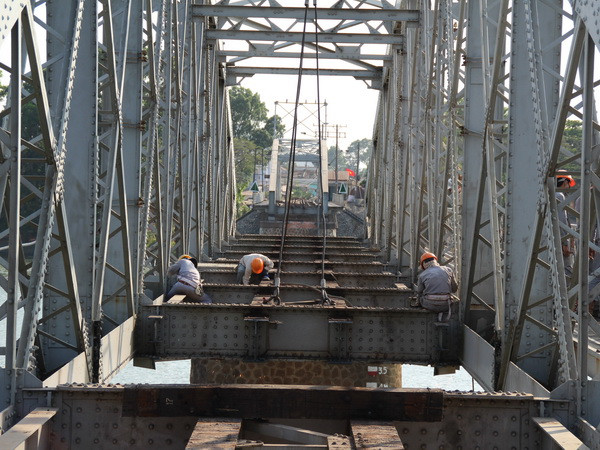 Cẩu thành công nhịp cầu Ghềnh còn lại khỏi hiện trường ảnh 1