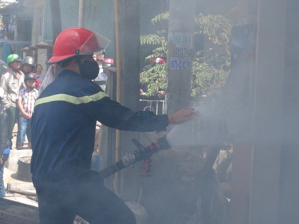 Cháy tại công ty sản xuất khăn bông, nhiều người hoảng loạn ảnh 1