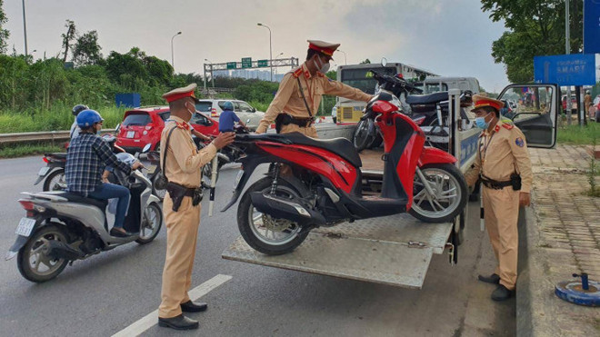Đội CSGT 11 (Hà Nội) tạm giữ xe máy đi vào cao tốc Đại lộ Thăng Long. (Nguồn: atgt.vn) Hà Nội lập chốt xử lý nghiêm xe máy đi trên đại lộ Thăng Long ảnh 1