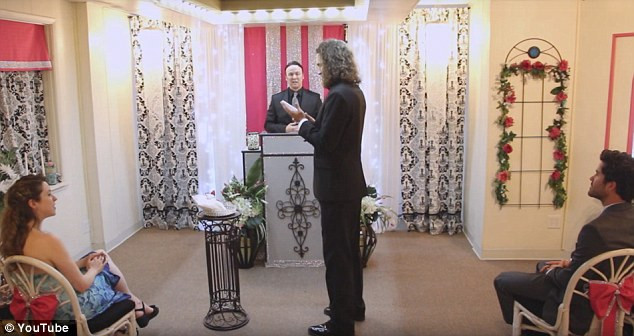 Người đàn ông gây sửng sốt khi kết hôn với... điện thoại ảnh 1