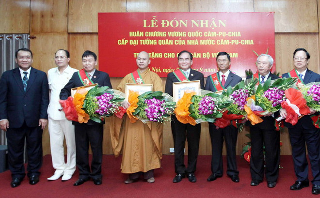 Đón nhận Huân chương do Vương quốc Campuchia trao tặng ảnh 1