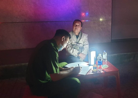 Vi phạm nồng độ cồn, tài xế tông xe khiến trung tá công an bị thương ảnh 1