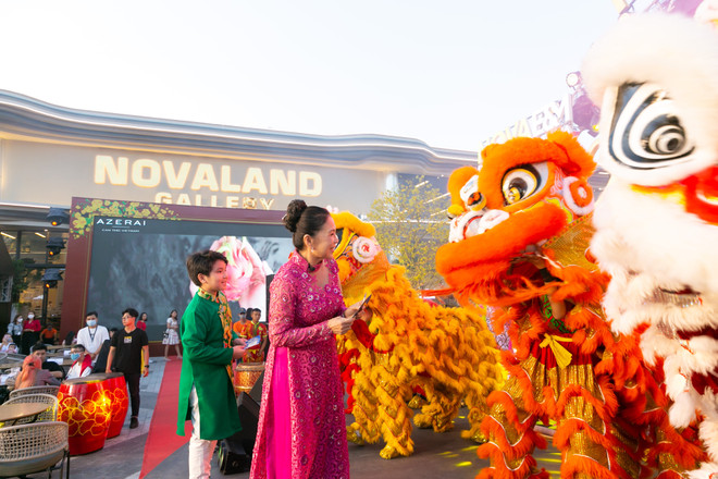 Người Sài Gòn trẩy hội hoa Xuân trong những ngày đầu Năm Mới ảnh 2