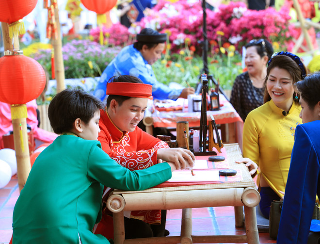 Người Sài Gòn trẩy hội hoa Xuân trong những ngày đầu Năm Mới ảnh 3