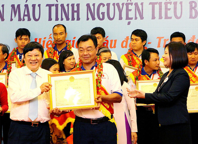 Phó Thủ tướng gặp gỡ 100 người hiến máu tình nguyện tiêu biểu ảnh 1