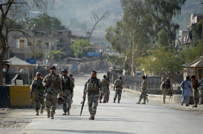 Cảnh sát biên phòng Afghanistan làm nhiệm vụ tại khu vực cửa khẩu Torkham trên biên giới với Pakistan. (Nguồn: AFP/TTXVN) Binh sỹ Afghanistan và Pakistan đụng độ, ít nhất 3 người thiệt mạng ảnh 1