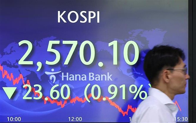 (Ảnh minh họa: Yonhap/TTXVN) Chứng khoán thế giới ngập sắc đỏ sau khi Mỹ bị hạ bậc tín nhiệm ảnh 1