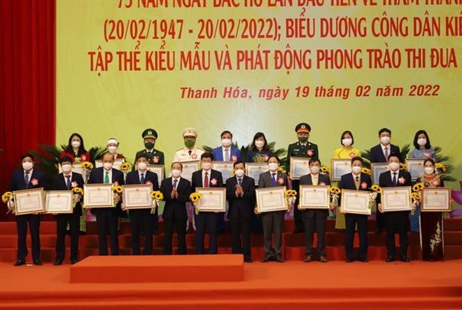 Lãnh đạo tỉnh Thanh Hóa tặng bằng khen cho các tập thể, cá nhân kiểu mẫu. (Ảnh: Trịnh Duy Hưng/TTXVN) Thanh Hóa kỷ niệm 75 năm ngày Bác Hồ lần đầu tiên về thăm ảnh 1