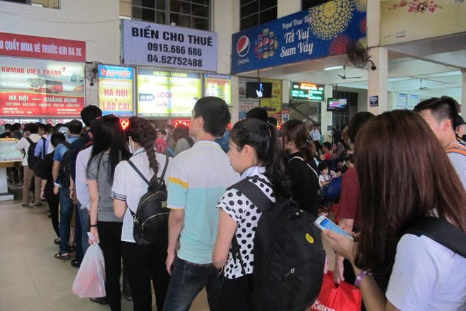 Người dân ùn ùn rời Thủ đô, bến xe ngộp thở trước ngày nghỉ lễ ảnh 3