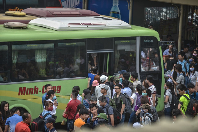Người dân ùn ùn rời Thủ đô, bến xe ngộp thở trước ngày nghỉ lễ ảnh 1