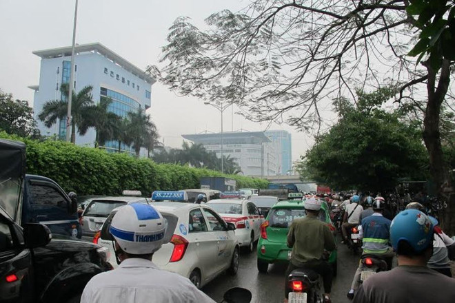 Người dân ùn ùn rời Thủ đô, bến xe ngộp thở trước ngày nghỉ lễ ảnh 2