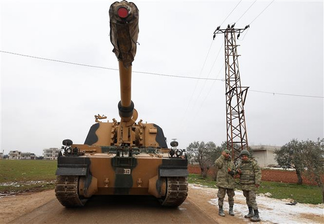Xe quân sự Thổ Nhĩ Kỳ được triển khai tại thị trấn Binnish, tỉnh Idlib, Tây Bắc Syria ngày 12/2/2020. (Ảnh: AFP/TTXVN) Nga và Thổ Nhĩ Kỳ tiếp tục tuần tra chung tại tỉnh Idlib của Syria ảnh 1