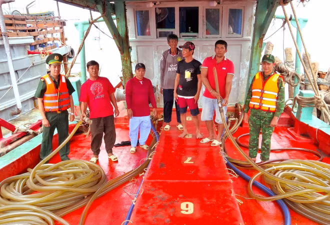 Cà Mau: Phát hiện tàu cá vận chuyển trái phép hơn 20.000 lít dầu DO ảnh 1