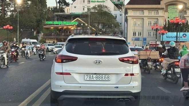 Phạt tài xế dùng băng dính sửa biển số xe để né tránh phạt nguội ảnh 1