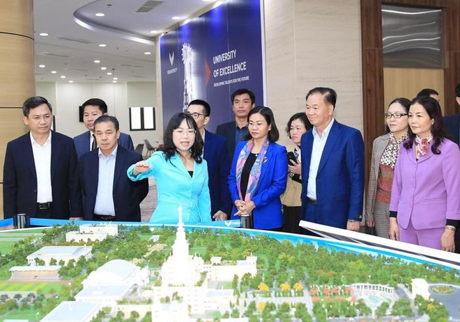 Đoàn cán bộ Lào khảo sát thực tế tại Trung tâm tinh hoa làng nghề Việt ảnh 1