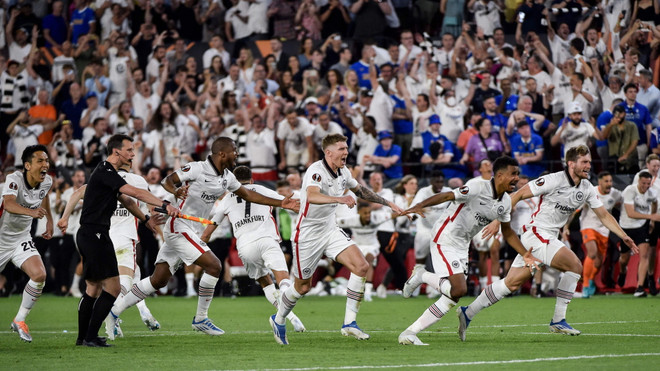 Eintracht Frankfurt vô địch Europa League sau loạt luân lưu may rủi ảnh 1