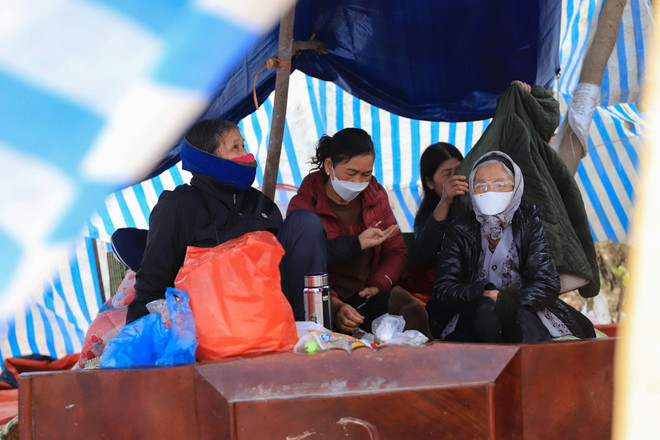 Người dân chặn xe vào bãi rác Xuân Sơn: Hà Nội phân luồng khẩn cấp ảnh 1