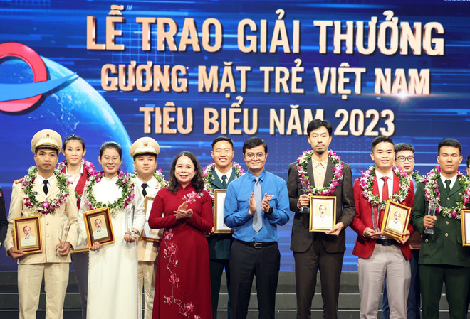 Quyền Chủ tịch nước Võ Thị Ánh Xuân với các Gương mặt trẻ Việt Nam tiêu biểu và Gương mặt trẻ triển vọng. (Ảnh: Thống Nhất/TTXVN) ttxvn_guong mat tre 2.jpg