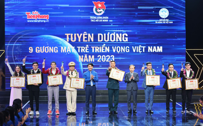 Phó Trưởng ban Thường trực Ban Dân vận Trung ương Phạm Tất Thắng và Bí thư Thường trực Trung ương Đoàn, Chủ tịch Trung ương Hội LHTN Việt Nam Nguyễn Ngọc Lương trao cúp và Bằng khen của Trung ương Đoàn tuyên dương 9 Gương mặt trẻ Việt Nam triển vọng Việt Nam 2023. (Ảnh: Minh Đức/TTXVN) ttxvn_guong mat tre 3.jpg