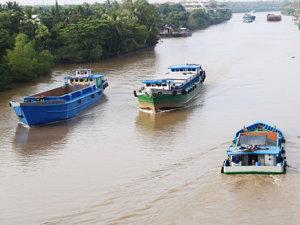 Các phương tiện thủy lưu thông trên kênh Chợ Gạo. (Ảnh: Nam Thái/TTXVN) Phát huy lợi thế đường thủy Vùng kinh tế trọng điểm phía Nam ảnh 1