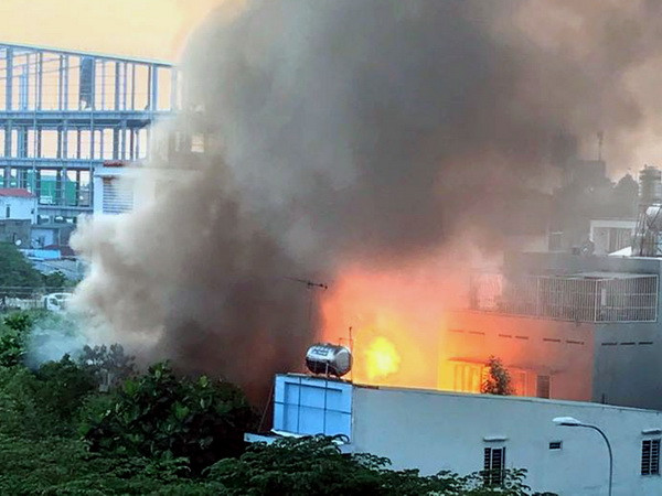 Cháy kèm theo nhiều tiếng nổ lớn trong căn nhà chứa nhiều bình gas ảnh 1