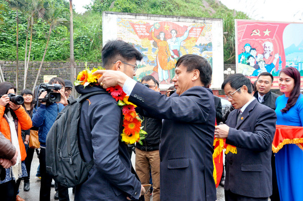 Thành phố vùng biên Móng Cái đón khách du lịch thứ 1 triệu ảnh 1