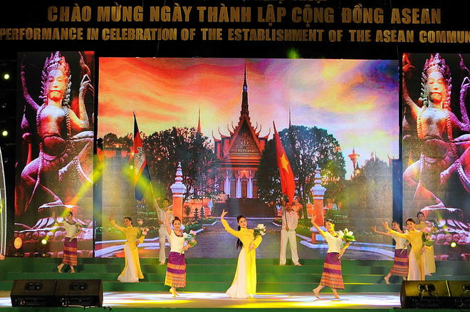Biểu diễn nghệ thuật chào mừng Ngày ra đời Cộng đồng ASEAN ảnh 1