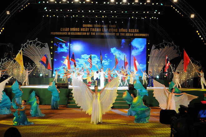 Biểu diễn nghệ thuật chào mừng Ngày ra đời Cộng đồng ASEAN ảnh 2