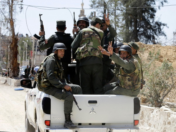 Binh sỹ Syria tuần tra tại ngoại ô Damascus ngày 16/4. (Nguồn: AFP/TTXVN) Nga phản đối nghị quyết dự thảo của phương Tây về Syria tại LHQ ảnh 1