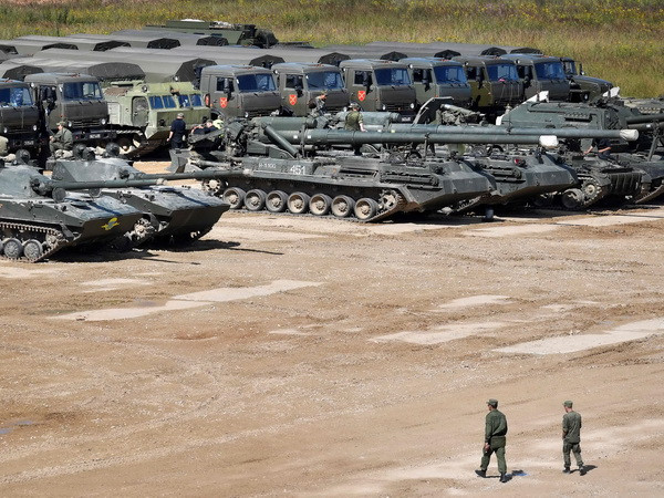 Binh sỹ Nga kiểm tra các phương tiện quân sự tại khu vực ngoại ô Moskva ngày 15/8. (Nguồn: AFP/TTXVN) 2.500 quân nhân Nga tham gia diễn tập quy mô lớn trên đảo Kuril ảnh 1