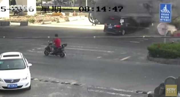 Hai người sống sót kỳ diệu sau khi ôtô bị xe chở dầu nghiền nát ảnh 1