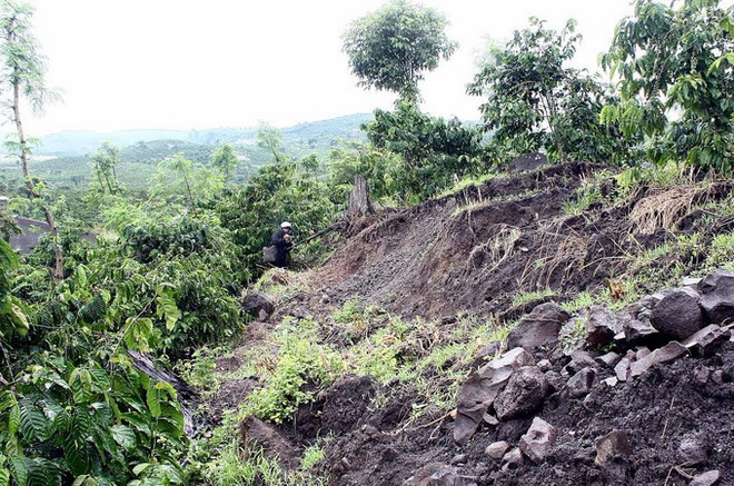 [Photo] Lại tái diễn trượt lở đất nghiêm trọng tại Di Linh ảnh 6