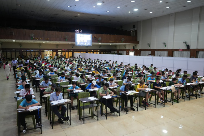 Học sinh các nước thi trực tiếp tại Hội trường của trường City Montessori School. (Nguồn: Vietnam+) vnp_3107doituyenToan2.jpg