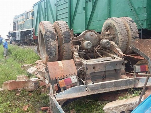 Hải Dương: Băng qua đường sắt thiếu quan sát, 2 người thiệt mạng ảnh 1