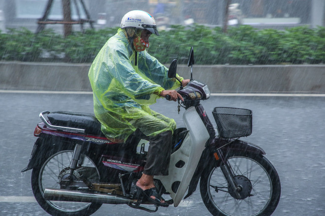 Áp thấp khả năng mạnh lên, gây mưa ở hầu hết các khu vực trên cả nước ảnh 1