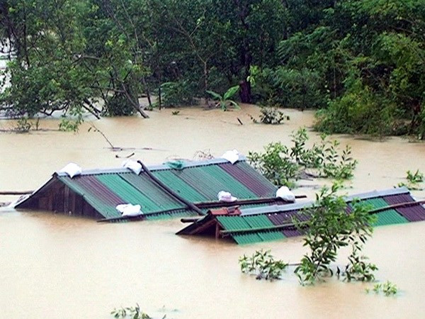 Lũ miền Trung giảm, cảnh báo lốc xoáy ở Nam Biển Đông ảnh 1