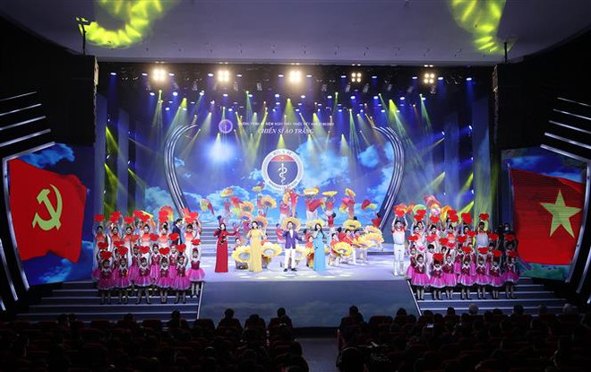 Chương trình nghệ thuật "Chiến sỹ áo trắng". (Ảnh: Dương Giang/TTXVN) Chương trình nghệ thuật tri ân các thầy thuốc và nhân viên y tế ảnh 2