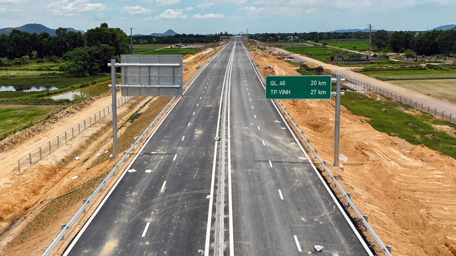 Hệ thống biển báo, dải phân cách, vạch kẻ đường đã được thi công tại đoạn qua huyện Đức Thọ. (Ảnh: Hữu Quyết/TTXVN) thi_cong_du_an_cao_toc_dien_chau_–_bai_vot3.jpg